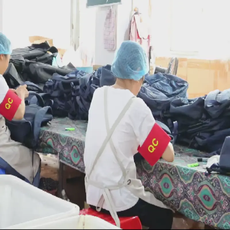 OEM cosmetic bag manufacturer production line in China